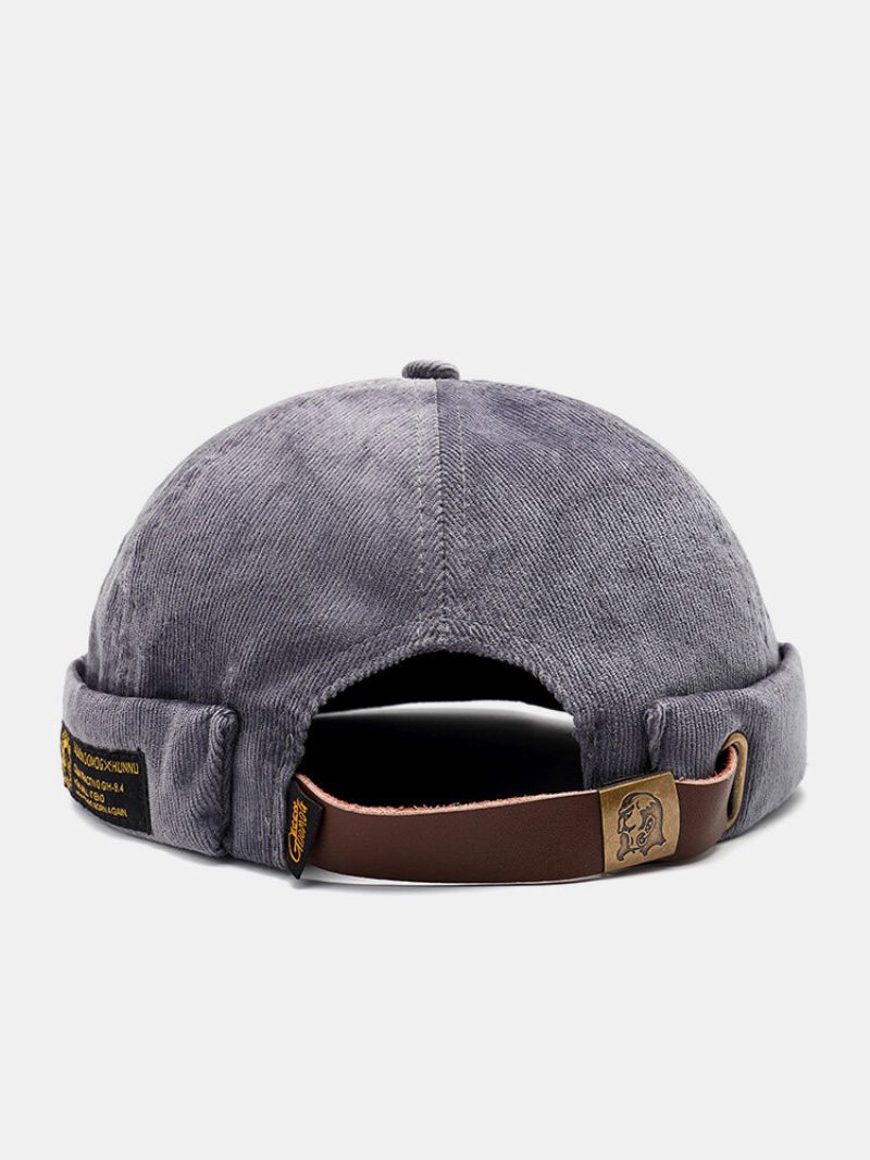 Menn Og Kvinner Corduroy Justerbar Solide Bokstaver Klut Patch Retro Krympende Brimless Lue Beanie Utleier Cap Skull Cap