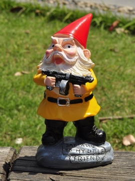 1 Stk Harpiks Gnome Dverg Hvit Skjegg Statuer Holder En Maskingevær Plen Dekorasjoner Innendørs Utendørs Julehage Ornament
