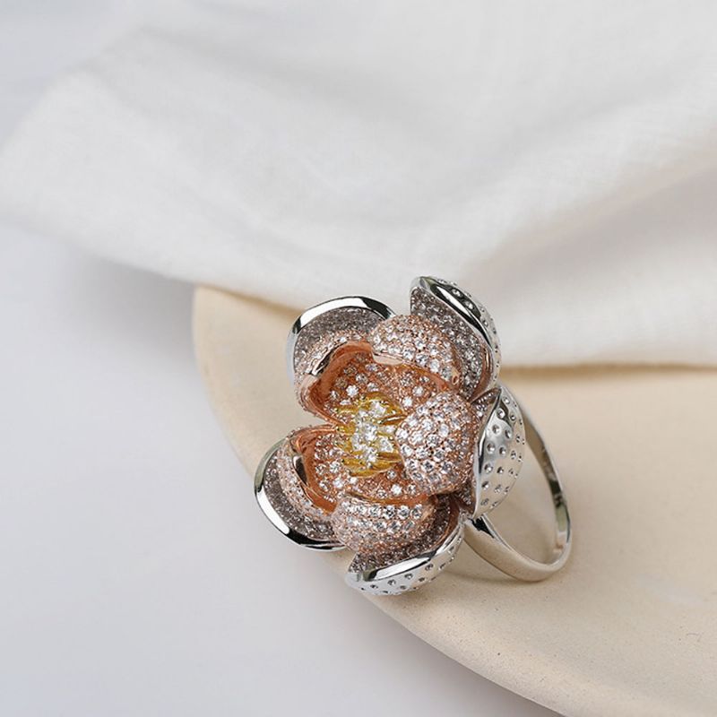 2023 Siste Europeisk Stil S925 Sølv Lotus Flower Ring I Vogue Enkel Matchende Glitrende Zircon Diamond