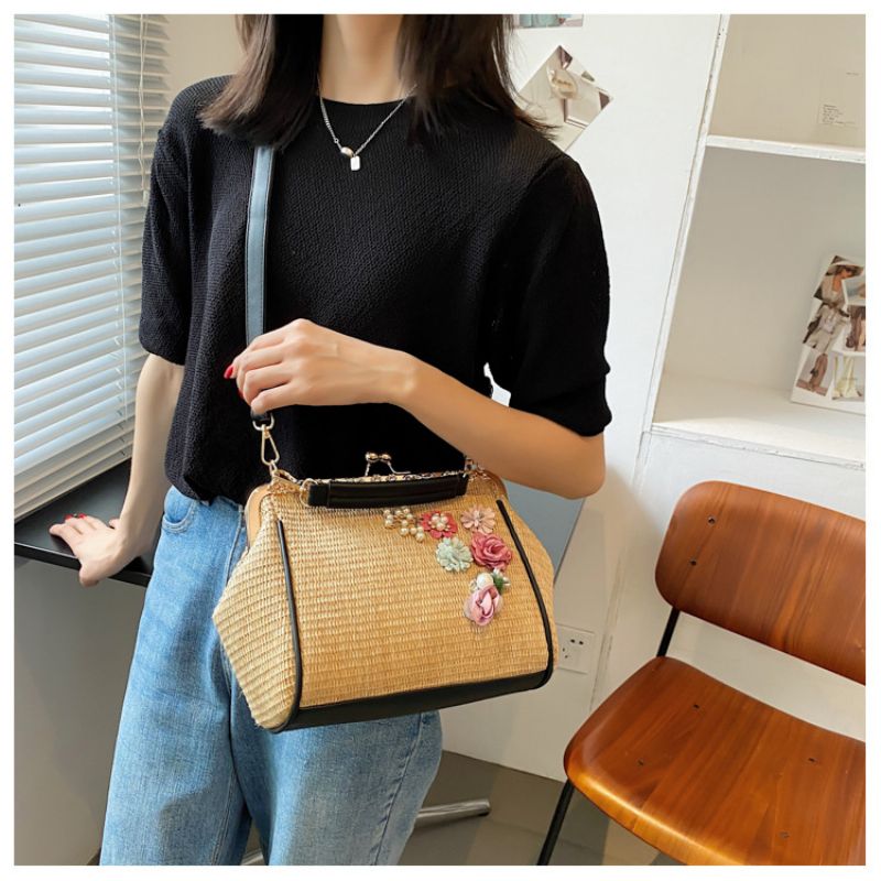 2023 Summer Straw Woven Bag Mote Tredimensjonal Blomsterdesign Liten Frisk Portable Messenger Beach Bag